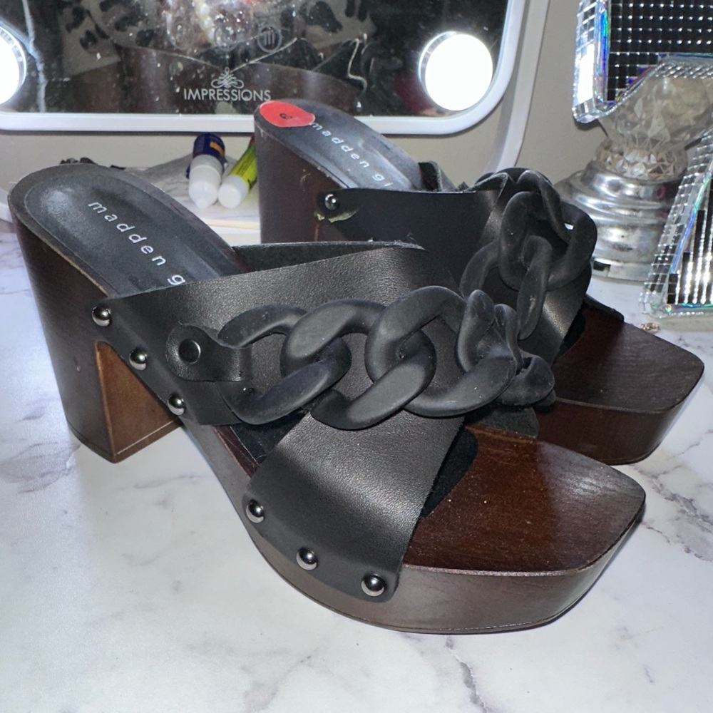 Madden girl very lightweight heels 👠 has chain on them size 6